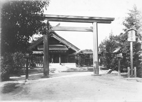 昭和6年八角鳥居と拝殿